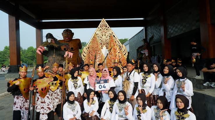 Seratus Penari SMK Muhammadiyah 1 Wates Memukau di Karnaval Pesona Mahardika 2025
